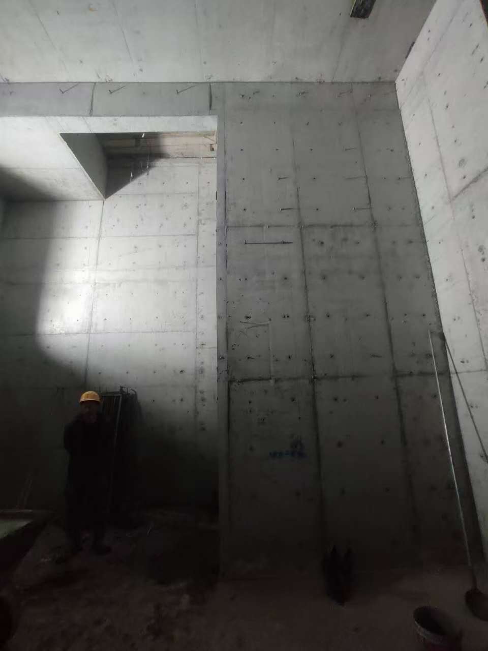 峨边墙上开槽钢筋断了有影响吗